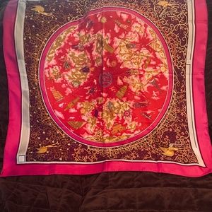 Hermes scarf: "www.hermes.com"